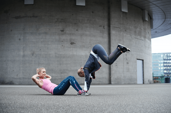 To kvindelige trænere laver HIIT 