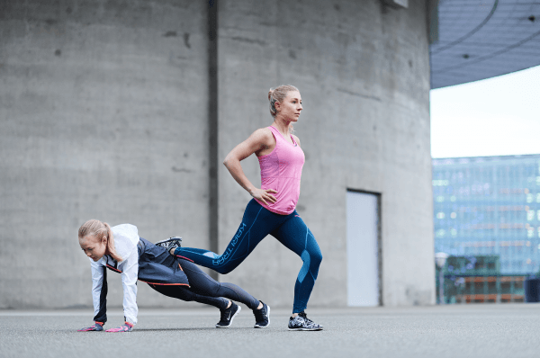 To kvindelige trænere laver HIIT