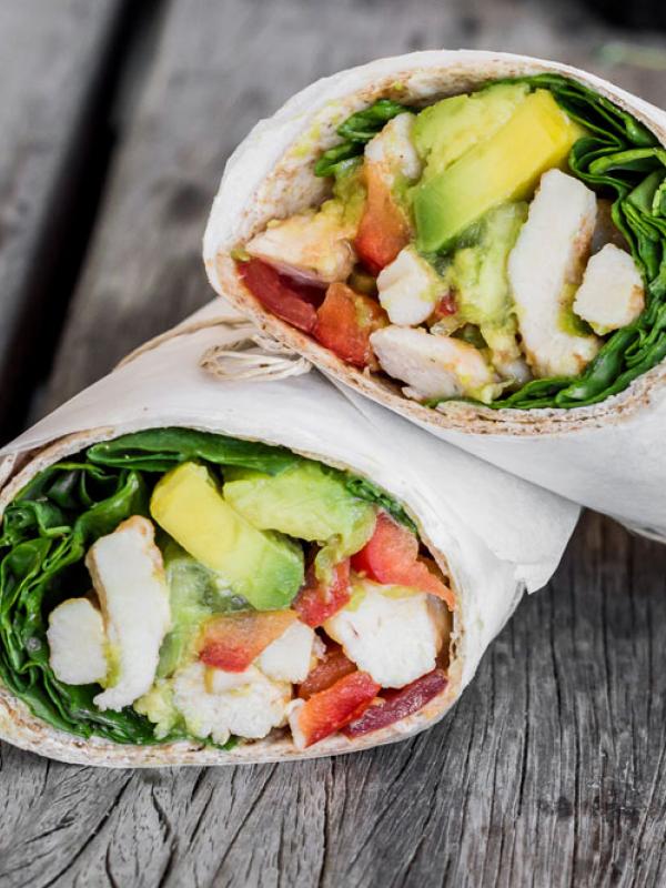 Wrap med kylling, avocado, grønt og tzatziki WTAH