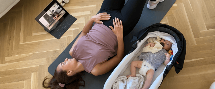 Mor træner og baby ligger ved siden af