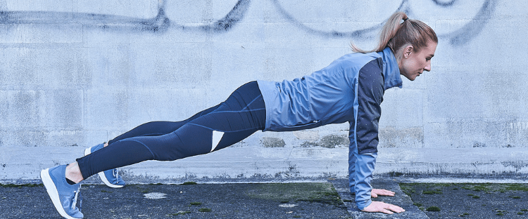 HIIT træner står i en planke