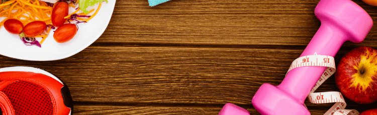 Salat, træningssko, håndvægt, målebånd og frugt