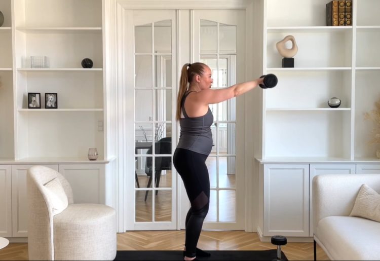 Gravid kvinde træner