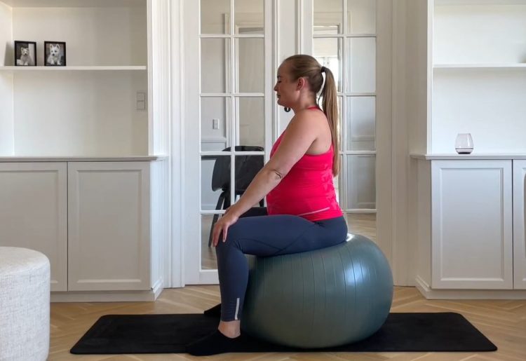 Gravid kvinde laver bækkenbundstræning