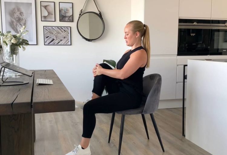 Strækøvelse ved skrivebordet