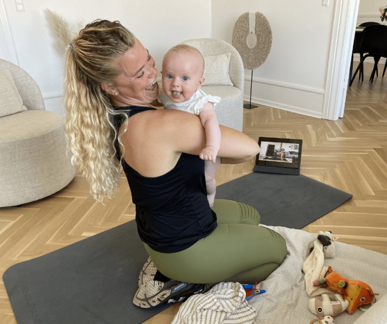Mor og baby træner efterfødselstræning