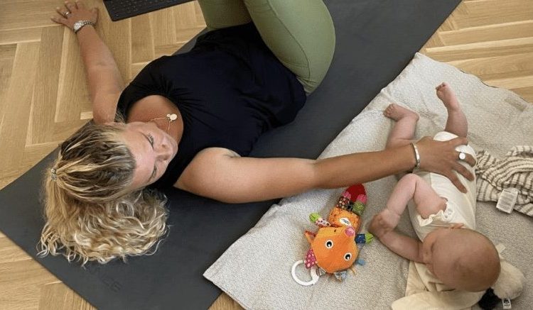 Mor og baby træner efterfødselstræning