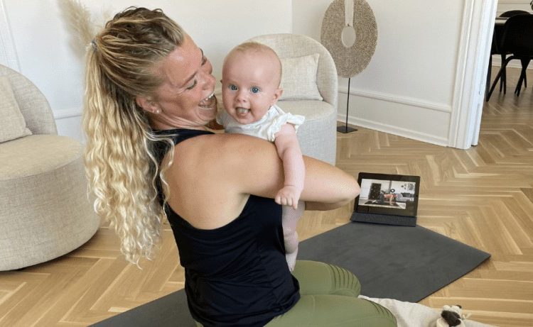 Mor og baby træner efterfødselstræning