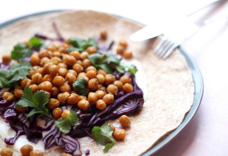 Wrap med ristede kikærter og kål