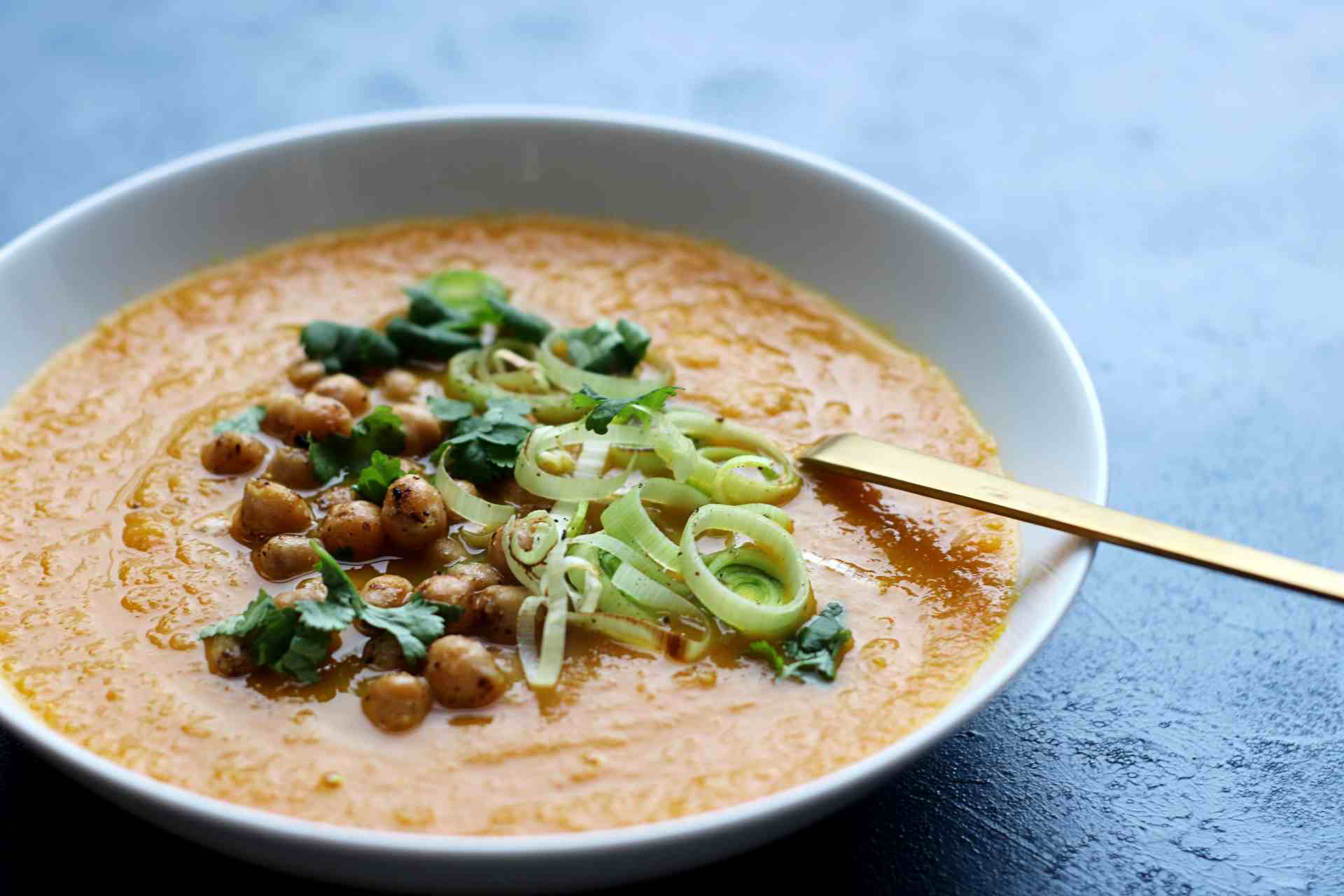 Gulerodssuppe med kikærter