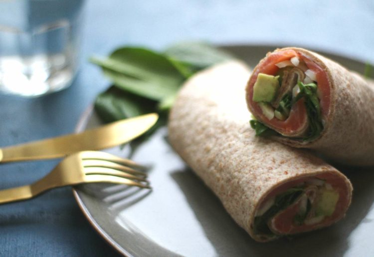 Wrap med røget laks og avokado