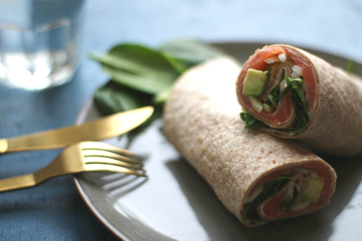 Wrap med røget laks og avokado