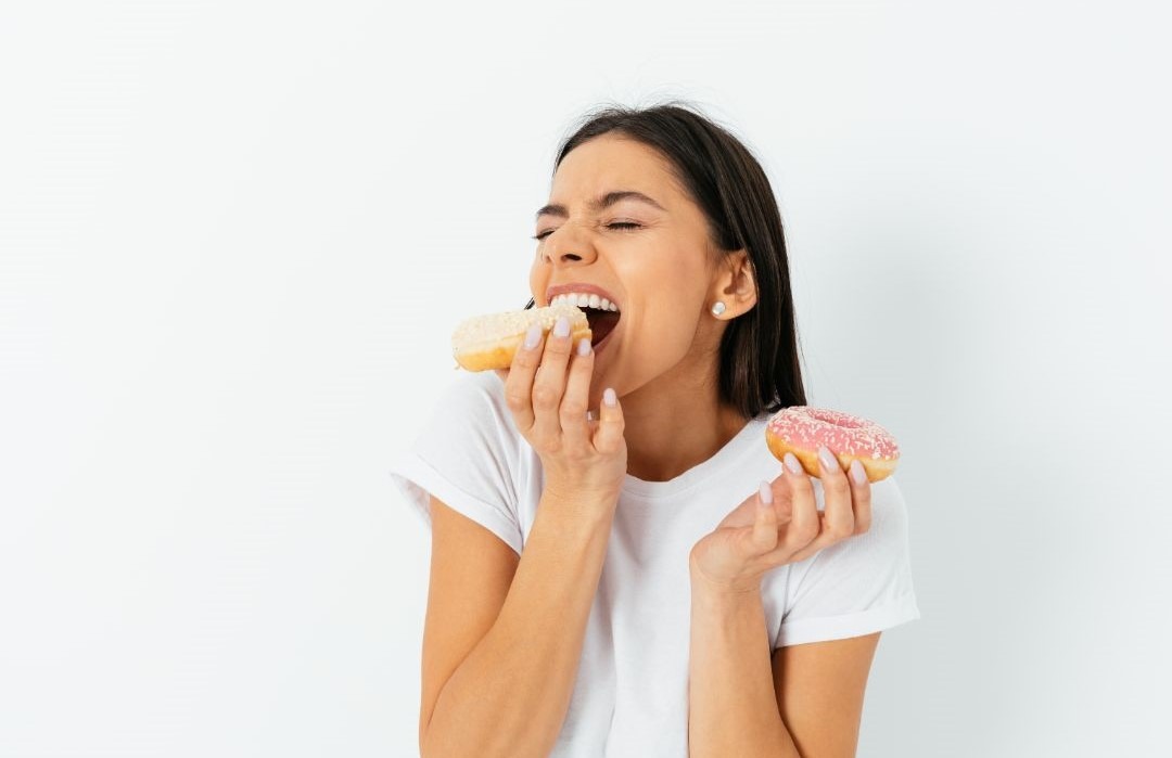 Kvinde spiser donuts