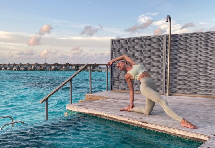 Kvinde træner på ferie