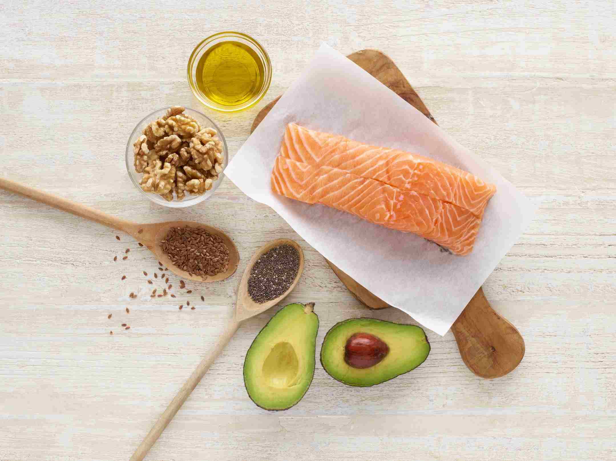 Laks, avocado, kerner, nødder og olie